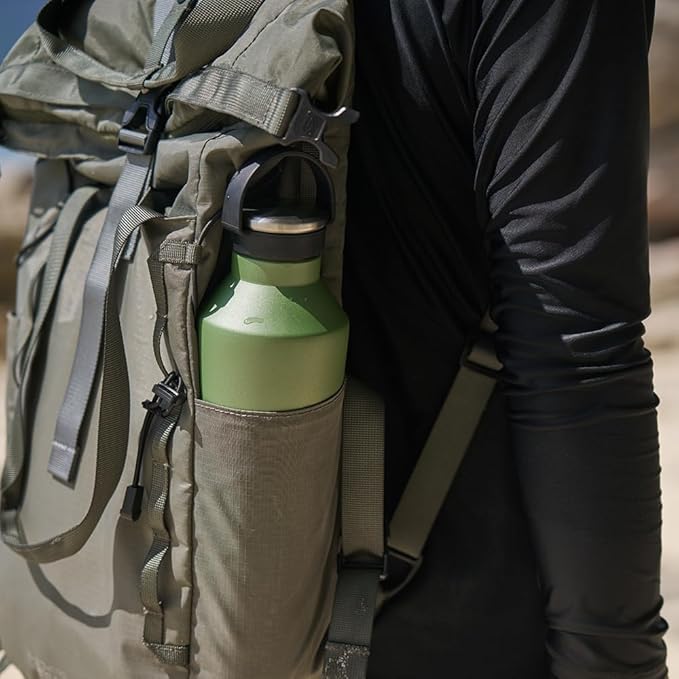 TYESO Stainless Steel Vacuum Insulated Water Bottle, Insulated Water Bottle with Soft Silicone Carry Handle (GREEN, 17 OZ)