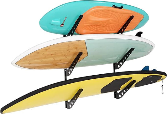 サーフボード、ウェイクボード、スノーボード収納用ウォールマウント3ボードサーフラック 調節可能なウォールハンガー ボードディスプレイ