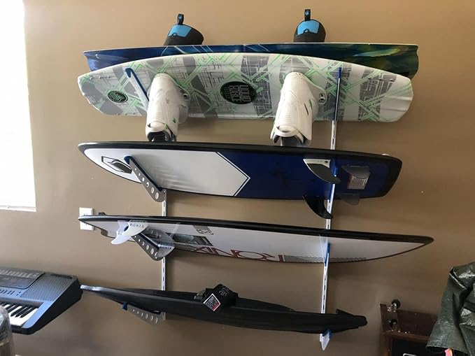 StoreYourBoard 調節可能 ウェイクボード収納ラック – 壁掛け 4段ディスプレイ、頑丈なウォータースポーツ用品ハンガー、ウェイクボード、ウェイクサーフボードなどに、最大45kgまで収納可能