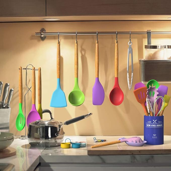 Umite Chef キッチン調理器具セット 33点焦げ付き防止シリコン調理器具 スパチュラセット ホルダー付き 木製ハンドル シリコンキッチンガジェット調理器具セット (カラフル)