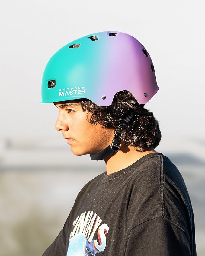 OutdoorMaster スケートボード サイクリング ヘルメット - Beetles Snug、大人、ユース、子供向け自転車ヘルメット - 2つの取り外し可能なライナー、通気性、マルチスポーツ、通勤、スクーター、ローラースケート、インラインスケート、ロングボード