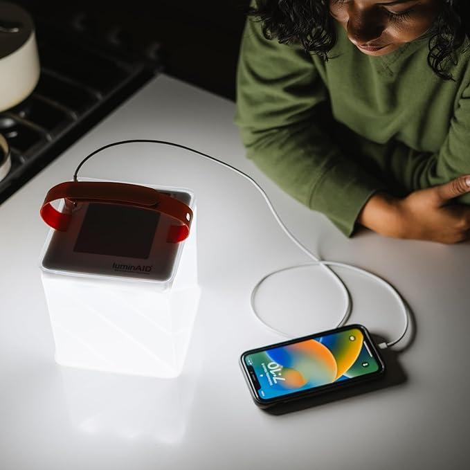 LuminAID Max クイックインフレート 2-in-1 ソーラーキャンプランタン＆電話充電器 - キャンプ、ハイキング、旅行用充電式LEDランプ - 停電、ハリケーン、サバイバルキット用防水緊急ライト