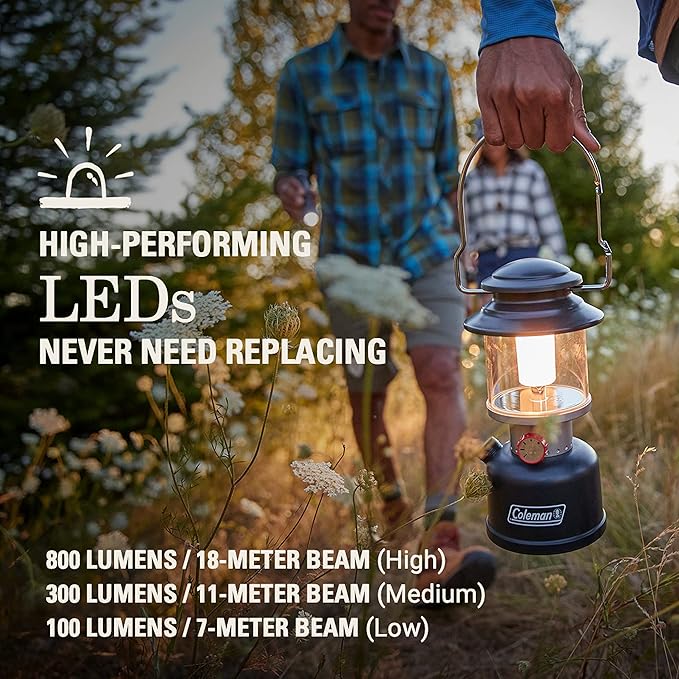 Coleman Classic 充電式 800L LEDランタン、耐衝撃・防水、カラビナハンドル＆充電ポート付き、キャンプ、停電、緊急時などに最適