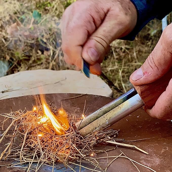 Fire-Fast Trekker。緊急防水サバイバル火起こし器。マグネシウムとユーロファイヤースチール製フェロロッド。ブッシュクラフト、キャンプ、バックパッキング、ハイキング、ハンティング、非常用持ち出し袋向けのコンパクトで丈夫なツール