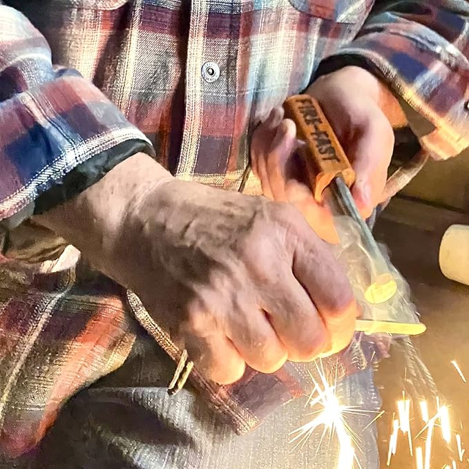 Fire-Fast Trekker。緊急防水サバイバル火起こし器。マグネシウムとユーロファイヤースチール製フェロロッド。ブッシュクラフト、キャンプ、バックパッキング、ハイキング、ハンティング、または非常持ち出し袋用のコンパクトで耐久性のあるツール。