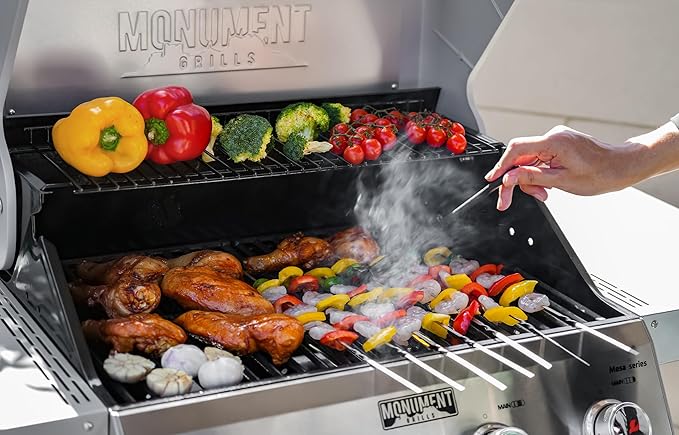 Monument Grills 4バーナー 液化石油ガスグリル シルバー ステンレス鋼製グリル パティオガーデンバーベキューグリル Clearview®蓋付き 折りたたみ式サイドシェルフ1つ付き Mesa400MF バーベキューカバー付き