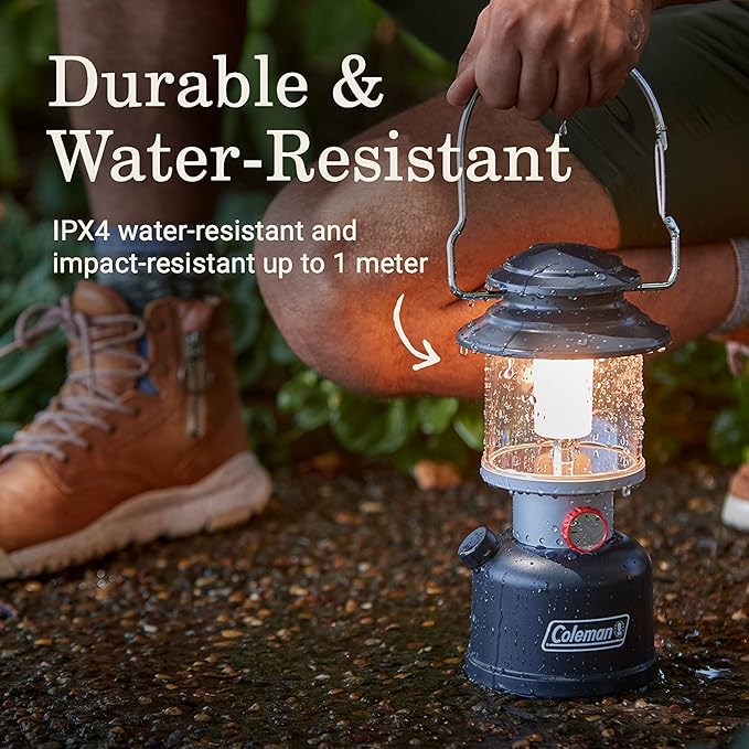 Coleman Classic 充電式 800L LEDランタン、耐衝撃・防水、カラビナハンドル＆充電ポート付き、キャンプ、停電、緊急時などに最適