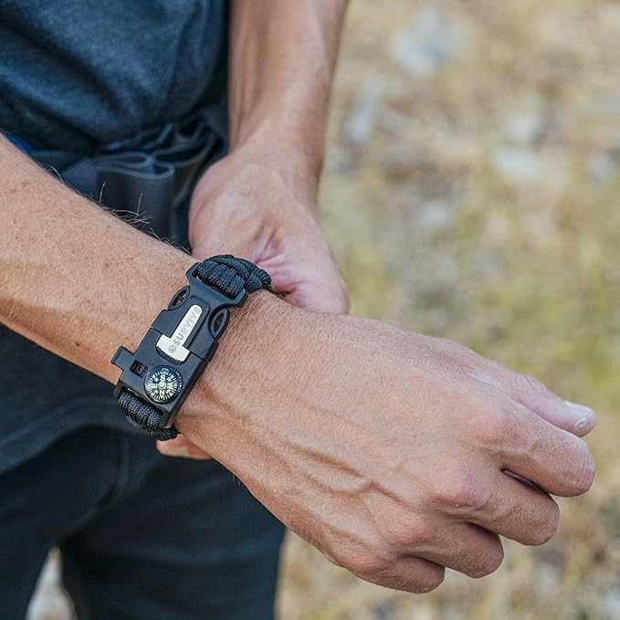 SURVIVE パラコードブレスレット 2個セット、緊急ハイキングサバイバルキット ファイヤースターター コンパス ホイッスル、3つの手首サイズ：S/M/L、8.5-10フィートの連続したフリント、スチールスクレーパー 5in1