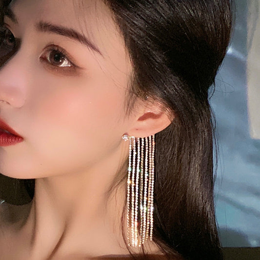 おしゃれでシンプルなロングタッセルピアス